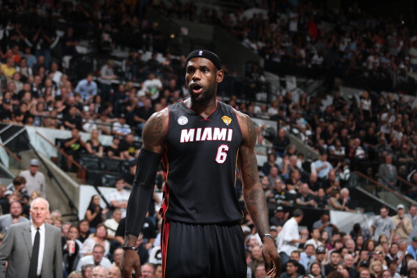 北雪平球迷向场内投掷烟花，瑞典超甲升级附加赛被迫中断（北雪平球迷向场内投掷烟花，瑞典超甲升级附加赛紧急中止）