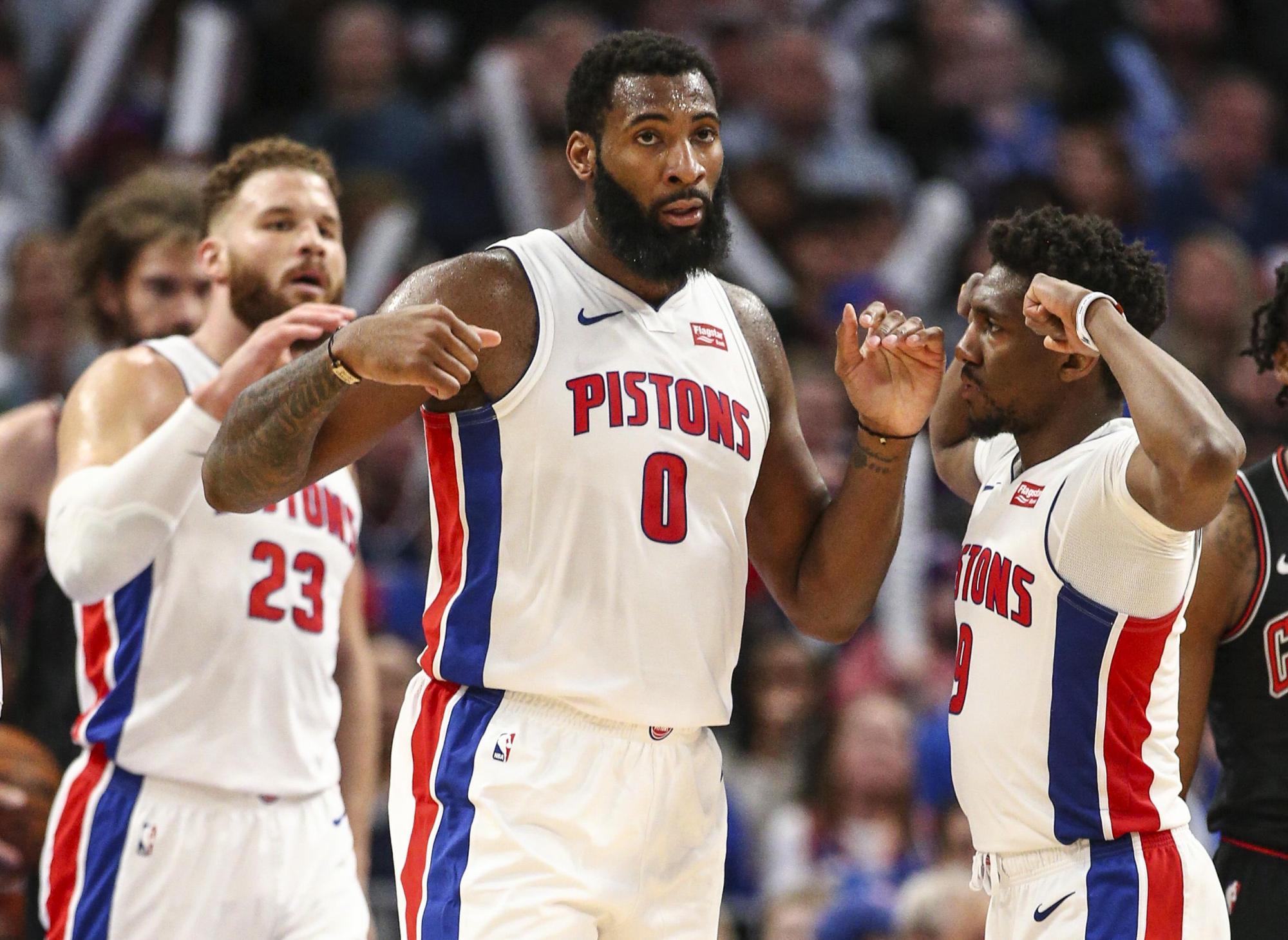 欧冠决赛用球谍照：包含白+深紫，灵感来自举办城市布达佩斯（欧冠决赛用球疑似曝光：白+深紫配色，设计灵感源于布达佩斯）