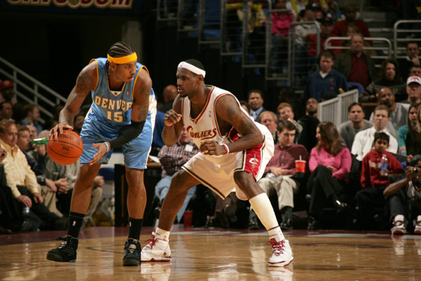 法兰克福客胜后球迷区突发火情，还有球迷从高处坠落后被送医（法兰克福客场取胜后，球迷区突发火情，有球迷高处坠落被送医）