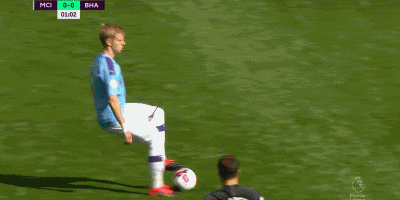 女生打高尔夫打中野鸭，鸭在湖中走，高尔夫从天上来