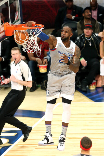 弗洛伦蒂诺指责特瓦斯加入足协董事会，但其本人亦曾加入数年（弗洛伦蒂诺批评特瓦斯加入足协董事会，自己也曾任职多年）