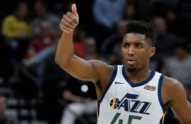 暖心，身患横纹肌肉瘤的河南队小球迷收到王上源送的签名球衣（王上源为患横纹肌肉瘤的河南小球迷赠送签名球衣，温情满满）