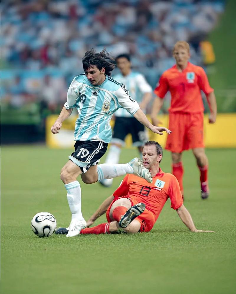 当孔德梅开二度帮助巴萨反超比分时，法兰克福球迷彻底炸了（孔德双响助巴萨实现反超，法兰克福看台瞬间炸锅）